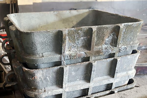 大型鑄鋼件廠家對(duì)渣盆生產(chǎn)和清理時(shí)都需要注意的事項(xiàng)是？